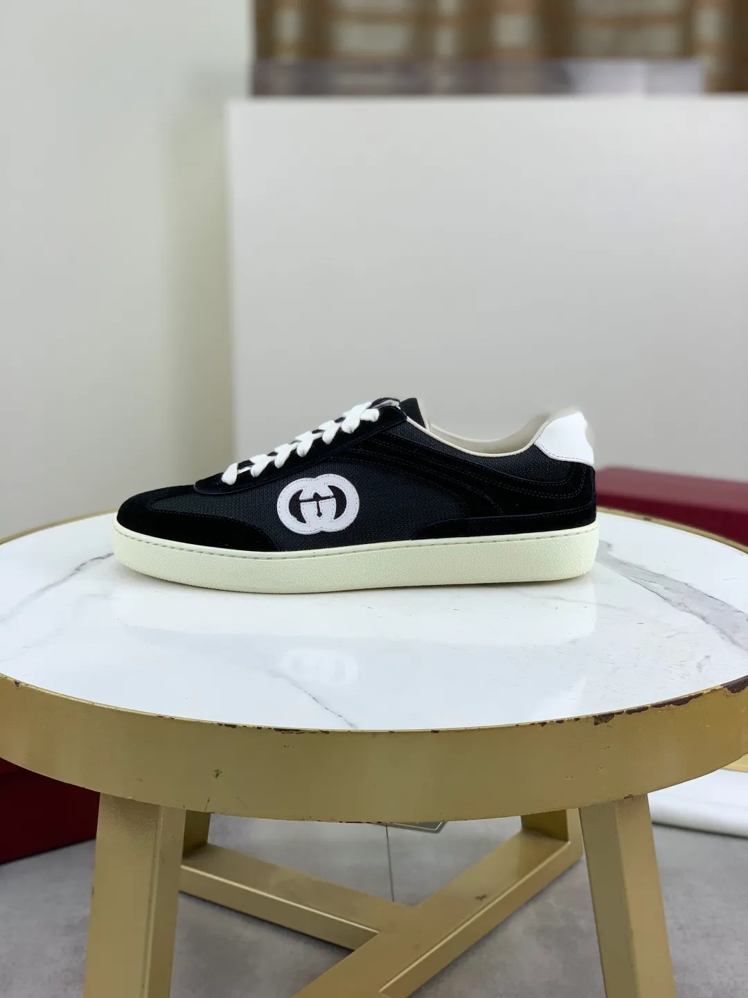 Men's shoes 💰P562 New GUCCI classic design moral training element catwalk model, matching version of top quality moral training shoes for men and women. Epoxy logo process is concave and convex, matching oil edge technology, punched cowhide cloth surface, suede cowhide surface splicing, breathable and not stuffy, the original overlasted shoe model is comfortable on the feet.  Fabric: Matched leather + cloth + mesh Lining: Water-dyed sheepskin Foot: Water-dyed sheepskin Outsole: Original molded TP matching environmentally friendly material Packaging: Top counter full set of packaging Female 35-42 (Female 41.42. Customized) Male 39-46 (46 customized)